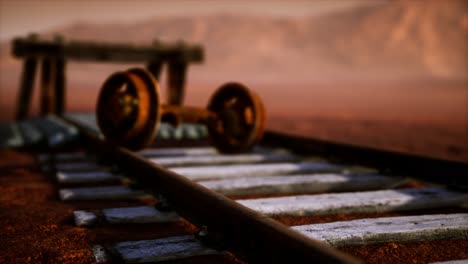 Verlassene-Eisenbahnschienen-In-Der-Wüste